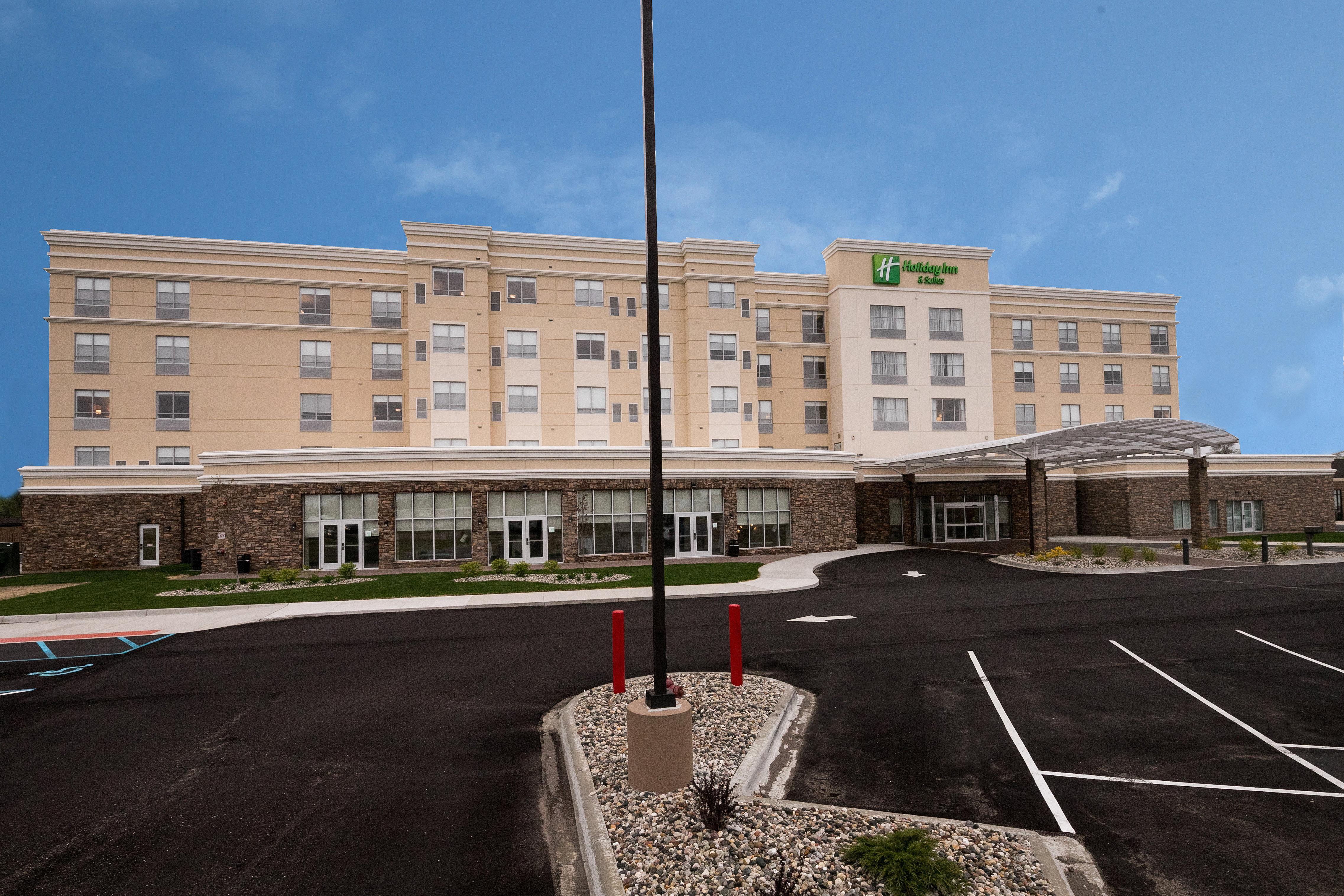 Holiday Inn Hotel & Suites - Mount Pleasant By Ihg Екстериор снимка