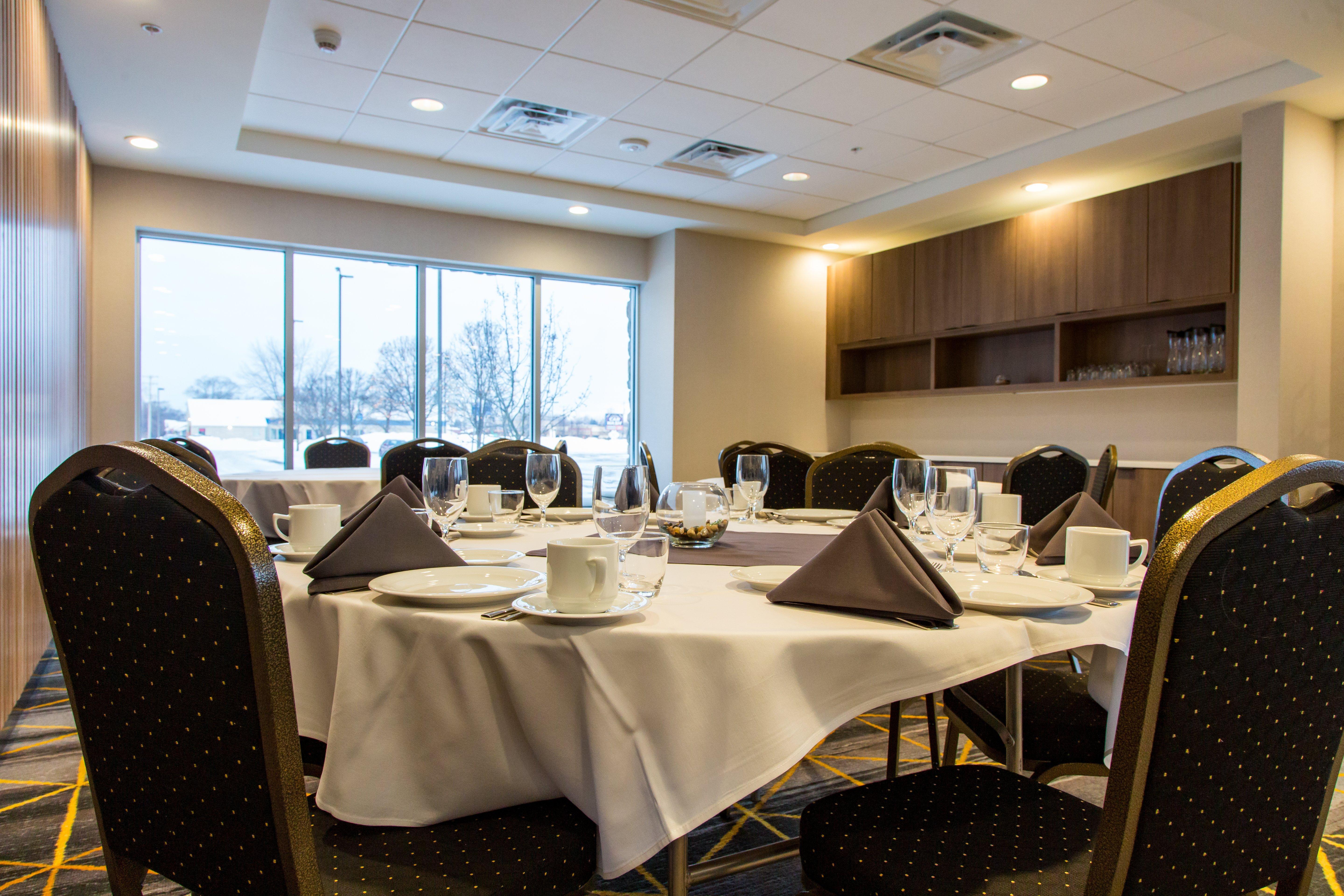 Holiday Inn Hotel & Suites - Mount Pleasant By Ihg Екстериор снимка
